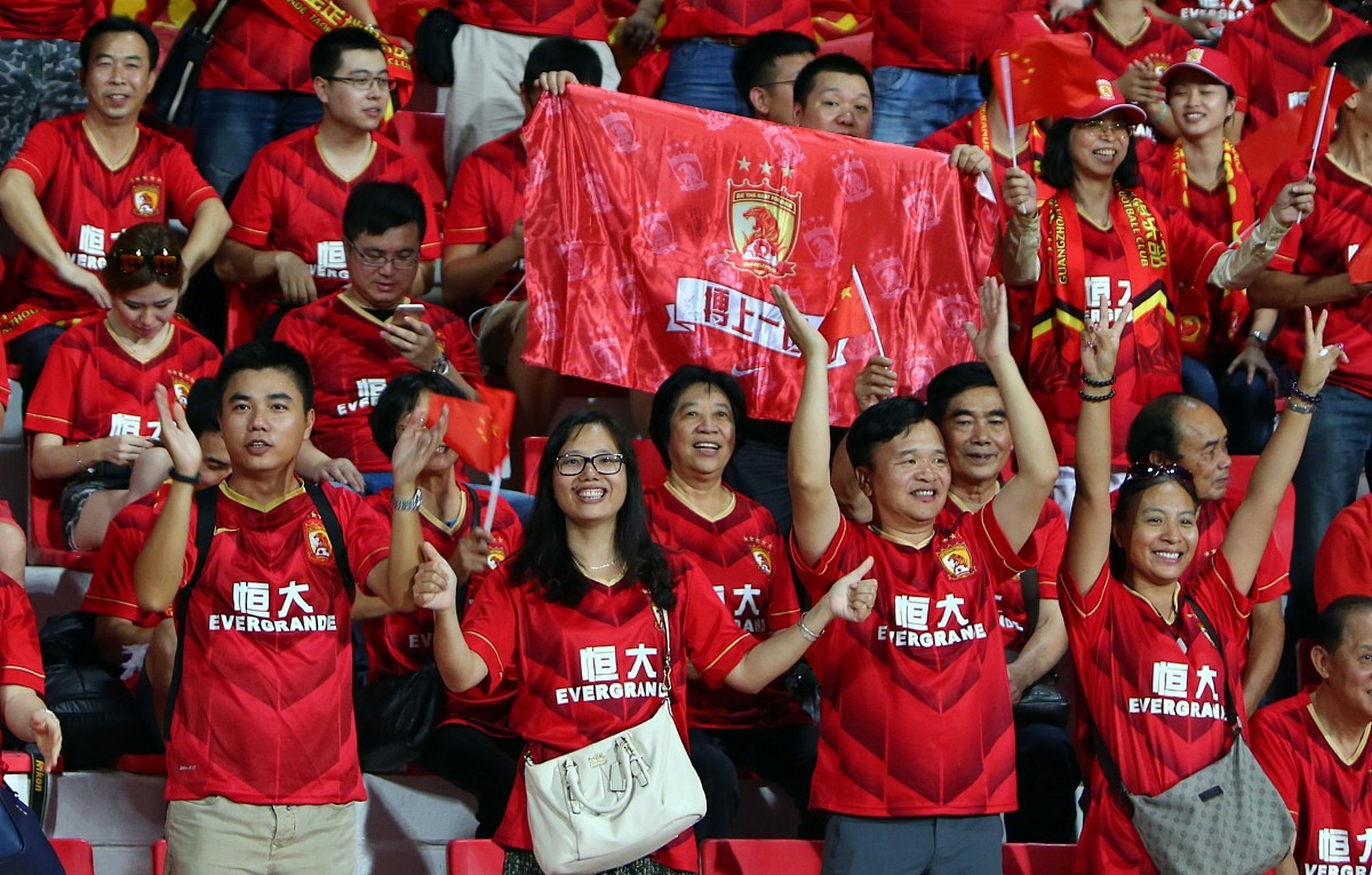 关于上港主场击败恒大，一举登顶积分榜霸主位置的信息