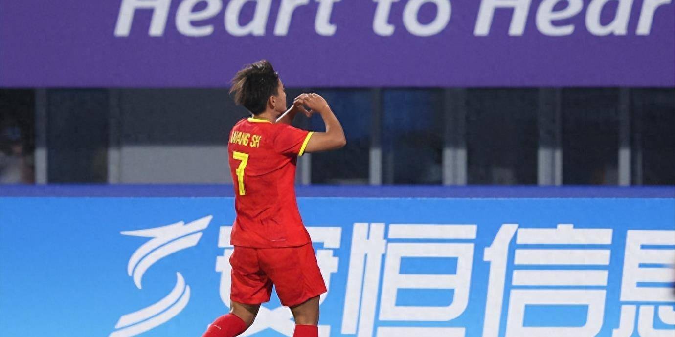我国女足选手在国际舞台上实现突破(我国女足选手在国际舞台上实现突破的目标)