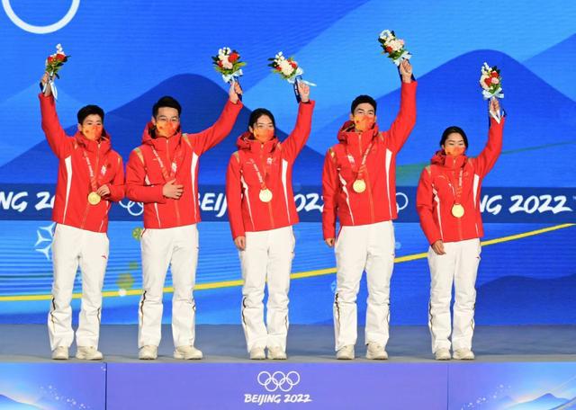 od体育-包含球场上的腾飞：勇士队士气高涨欲再登领奖台的词条