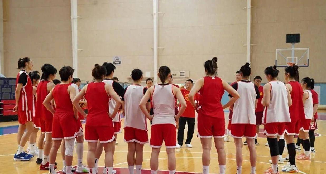 组图：中国女篮备战波黑宫鲁鸣给张子宇开小灶的简单介绍