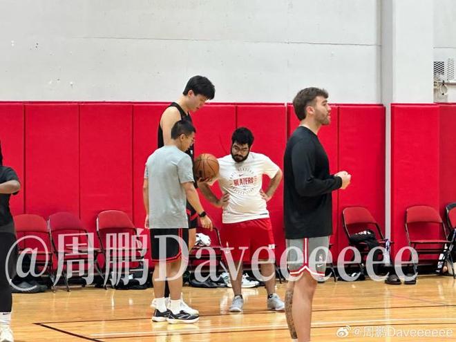 斯普利特观战开拓者比赛，今夏曾指导杨瀚森训练