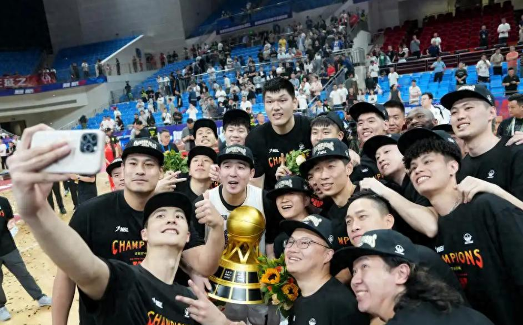 包含CBA俱乐部杯为球队提供更多商业合作机会的词条