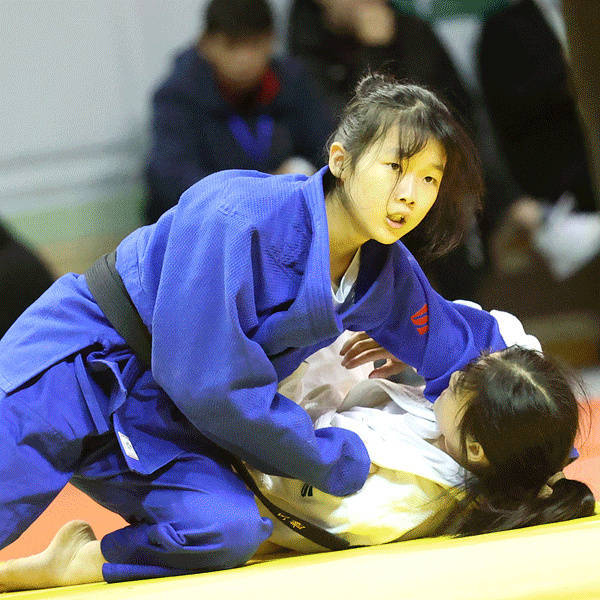 日本女子柔道选手在比赛中圆梦