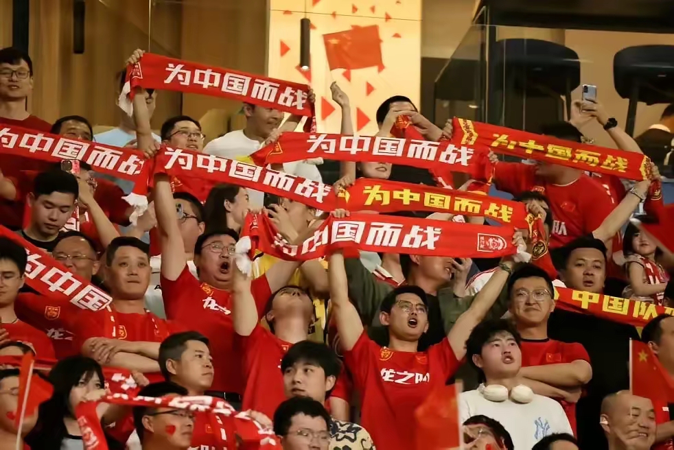 助威呐喊，精彩比赛瞬间令人目不转睛