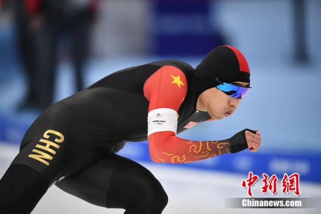 乌克兰举重选手创造历史纪录，登顶领奖台