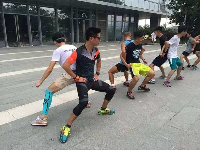 关于球队训练营开启，教练员各显神通指点球员的信息